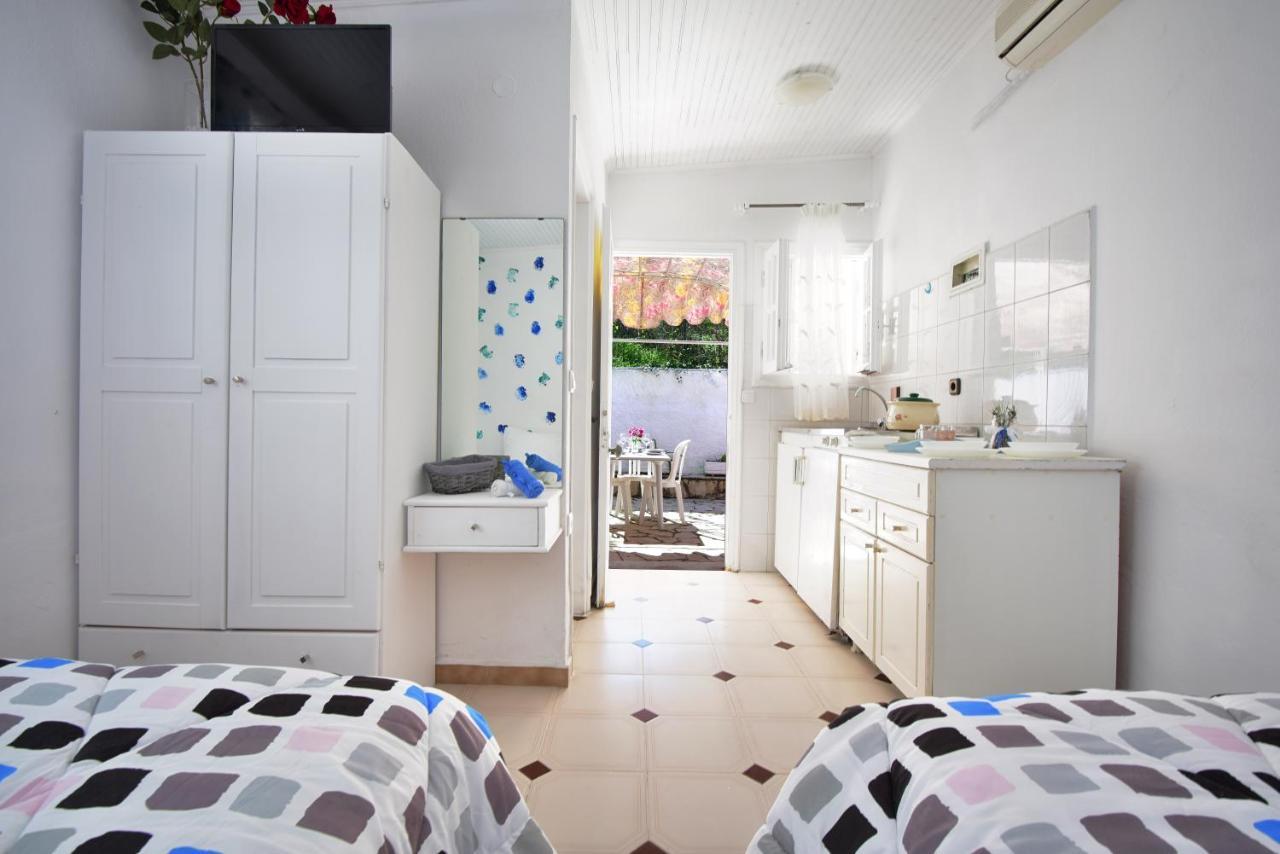 Merlyn Rooms Into The Nature, 100M From The Beach Dafnila Ngoại thất bức ảnh